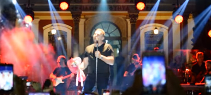 Πυροτεχνήματα, σαμπάνιες, βουτιές στη θάλασσα -Ολα όσα έγιναν στη συναυλία του Ρέμου στη Μύκονο με τα 1.000 ευρώ είσοδο [βίντεο]