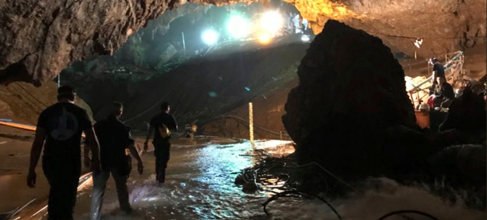 Την δική του άποψη για το υποβρύχιο του Έλον Μασκ εξέφρασε Βρετανός δύτης. Φωτογραφία: AP