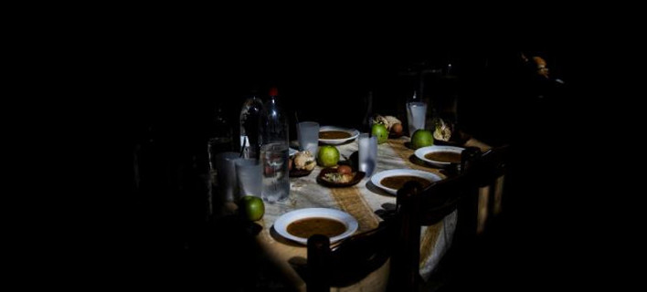 Reuters: Ολο και πιο βαθιά στη φτώχεια βυθίζονται οι Ελληνες 