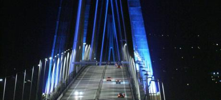 Θυελλώδεις άνεμοι γδέρνουν Ρίο, Αντίρριο -Απαγόρευσε διέλευσης από τη γέφυρα