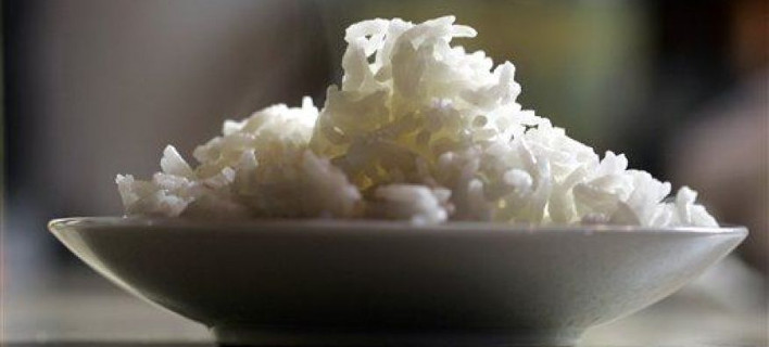 Το τρικ στο μαγείρεμα που μειώνει τις θερμίδες του ρυζιού κατά 50%