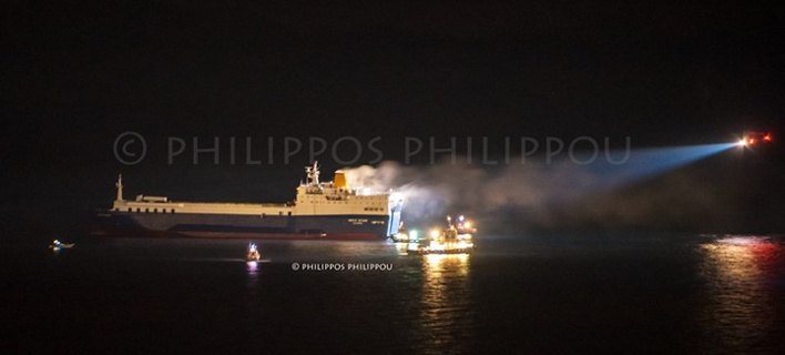 Κατασβέστηκε η πυρκαγιά στο πλοίο ανοιχτά της Ρόδου [εικόνες]