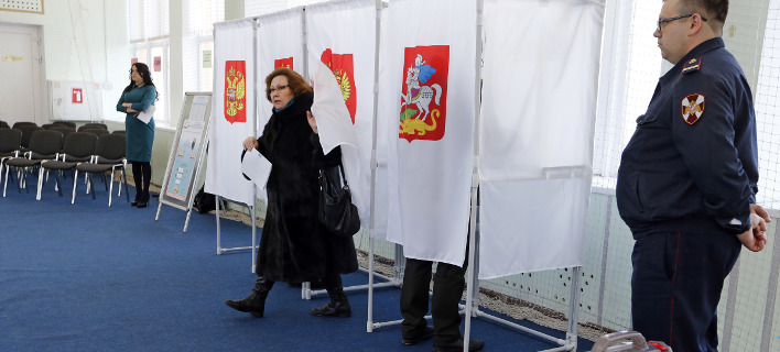 Ψηφίζουν σήμερα οι Ρώσοι (Φωτογραφία: AP/ Alexander Zemlianichenko)