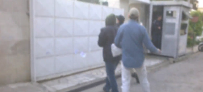 Η ανενόχλητη πορεία των μελών του Ρουβίκωνα στο σπίτι της πρέσβειρας του Ισραήλ -Το τετ τετ με τον αστυνομικό [βίντεο]