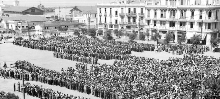 Φωτογραφία: wikipedia/ Συγκέντρωση Εβραίων στην πλατεία Ελευθερίας βάσει γερμανικής διαταγής