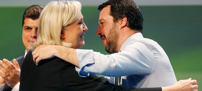 Η επικεφαλής της γαλλικής Ακροδεξιάς, Μαρίν Λεπέν και ο ηγέτης της ξενοφοβικής Λέγκα, Ματέο Σαλβίνι (Φωτογραφία: ΑΡ/ Antonio Calanni)