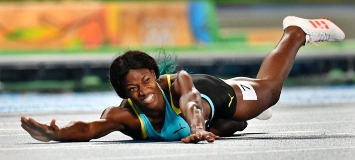 Εγραψε ιστορία - «Βούτηξε» στον τερματισμό και πήρε το χρυσό στα 400 μ. γυναικών [εικόνες]