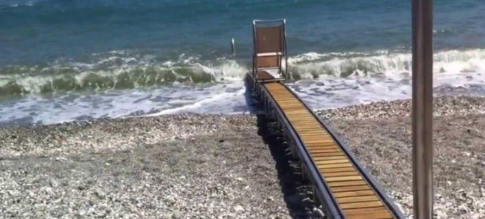 Ευρωπαϊκή διάκριση για το σύστημα που βοηθά τα άτομα με αναπηρίες να μπουν στη θάλασσα 
