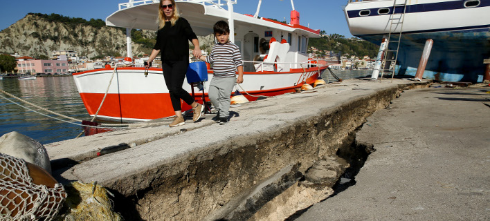 Ρήγμα στο λιμάνι της Ζακύνθου από το σεισμό /Φωτογραφία: Intime News-Λιάκος Γιάννης