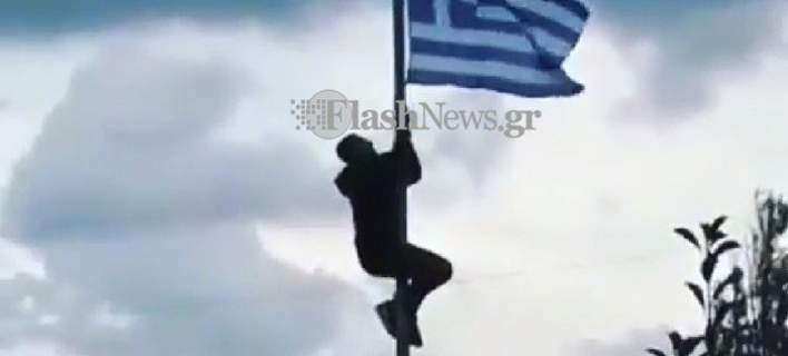 Γέμισαν σημαίες το σχολείο οι συμμαθητές του νεαρού που αποβλήθηκε για τη γαλανόλευκη