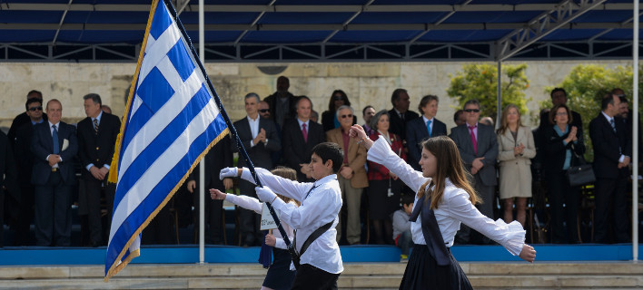 Καταργούν και με τη βούλα την αριστεία -Με κλήρωση οι σημαιοφόροι στα δημοτικά σχολεία