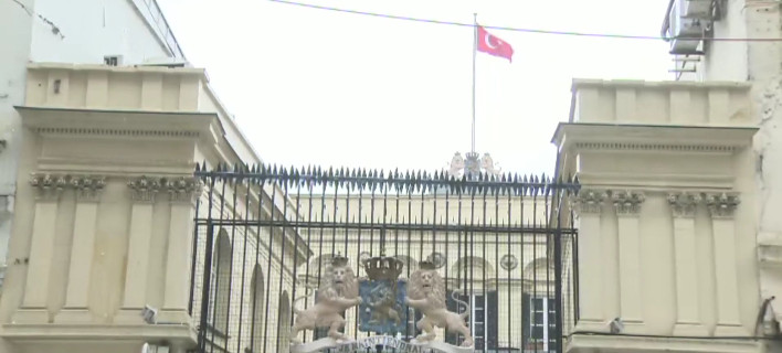 Κατέβασαν την ολλανδική σημαία από το προξενείο στην Κωνσταντινούπολη -Υψωσαν την τουρκική [εικόνα & βίντεο]