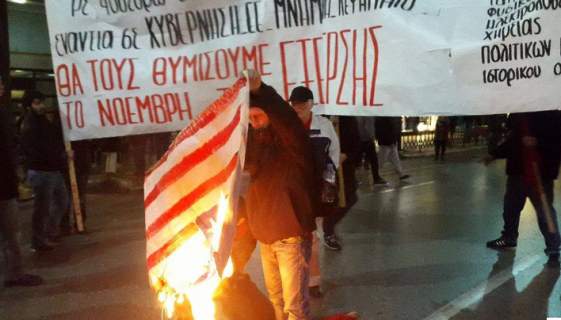 Θεσσαλονίκη: Μολότοφ, συνθήματα και επεισόδια στην πορεία για το Πολυτεχνείο (φωτό, βίντεο) Simea-708_1
