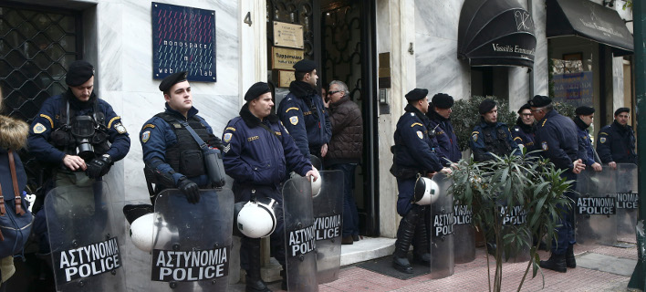 Η ΕΛ.ΑΣ. υψώνει τείχος προστασίας γύρω από συμβολαιογραφεία που κάνουν πλειστηριασμούς /Φωτογραφία Αρχείου: Intime News