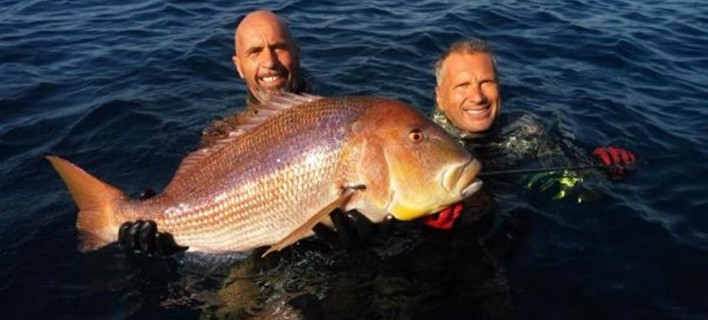 Ο Βαγγέλης Λαγκώνας με την συναγρίδα του /Φωτογραφία: politischios.gr