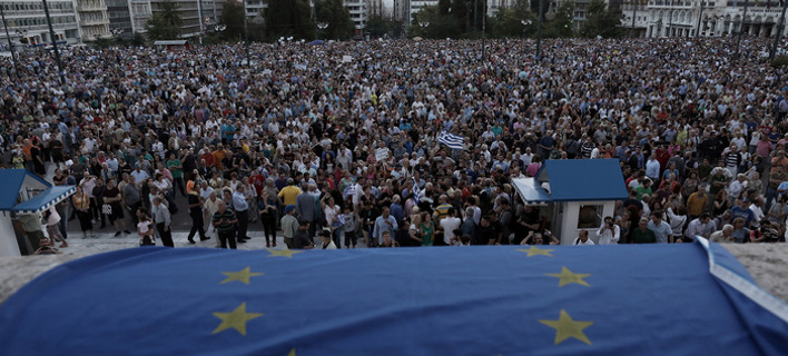 Για πρώτη φορά χιλιάδες Ελληνες διαδήλωσαν στο Σύνταγμα υπέρ του ευρώ [εικόνες]