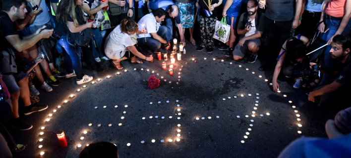 Σιωπηλή διαμαρτυρία στο Σύνταγμα για τους νεκρούς στο Μάτι (Φωτογραφία: EUROKINISSI/ ΤΑΤΙΑΝΑ ΜΠΟΛΑΡΗ)