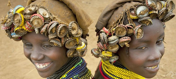 Κοσμήματα από τα σκουπίδια της Δύσης - Μια φυλή μετατρέπει σε μόδα τα καπάκια της μπύρας [εικόνες] 