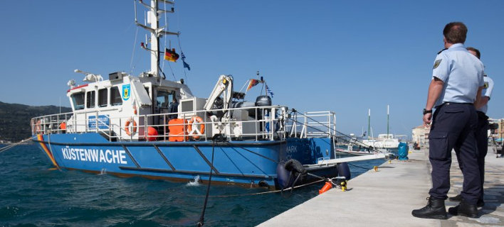 Spiegel: Τα γερμανικά σκάφη θα παραδίδουν τους πρόσφυγες στην Ελλάδα, όχι στην Τουρκία 