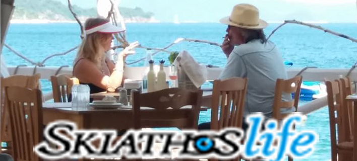 Ξεκίνησαν οι αφίξεις των διασήμων του Χόλιγουντ στη Σκιάθο - Η Γκόλντι Χόουν και ο Κερτ Ράσελ στο νησί (ΦΩΤΟ)