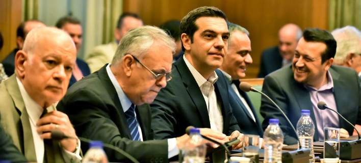 Τα γυρίζει η κυβέρνηση για «καθαρή έξοδο» από τα μνημόνια -Τα καμπανάκια των ξένων