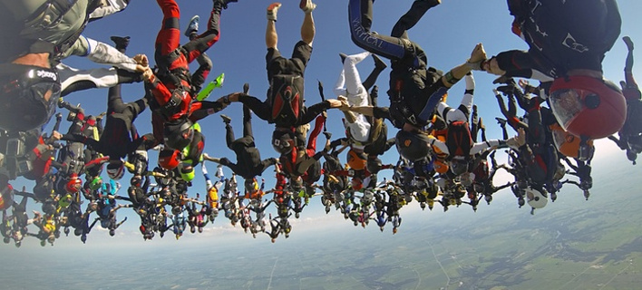 Γέμισε ο ουρανός ανθρώπους -Παγκόσμιο ρεκόρ με 164 άτομα να κάνουν ταυτόχρονα σχηματισμό [εικόνες]