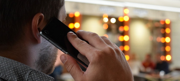 Κάνει πίσω η κυβέρνηση για τον φόρο 2% στα κινητά