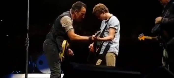 Ο Σπρίνγκστιν ανέβασε στη σκηνή «κοπανατζή» μαθητή -Επαιξαν μαζί κιθάρα και προκάλεσαν χαμό [βίντεο]