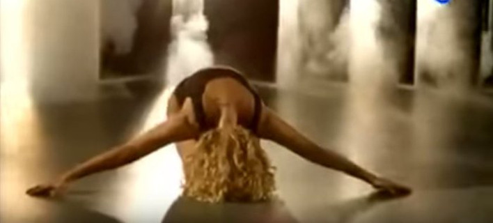 Η Κωνσταντίνα Σπυροπούλου με μπούκλες χορεύει με «καυτό» κορμάκι [βίντεο]