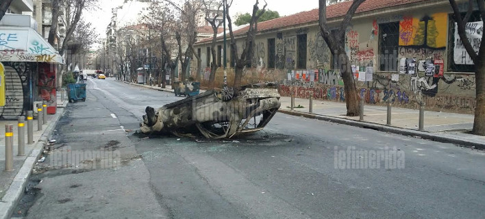 Χάος στο Πολυτεχνείο: Κουκουλοφόροι αναποδογύρισαν αυτοκίνητα, τα πυρπόλησαν, έσπασαν τρόλεϊ [εικόνες]