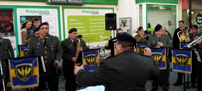 Στρατιωτική μπάντα στην Αλεξανδρούπολη τραγούδησε ποπ-ροκ με πάθος [βίντεο]