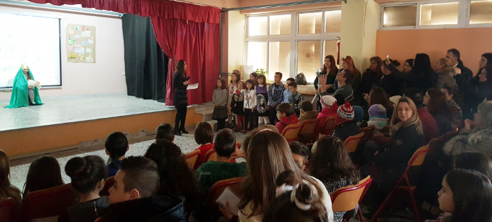 Παιδιά προσφύγων και Ελλήνων είπαν μαζί κάλαντα και τραγούδια σε σχολεία της Θεσσαλονίκης [εικόνες]