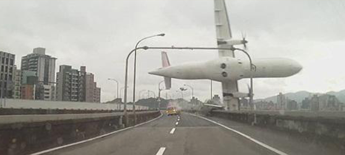 Ταϊβάν: Αεροπλάνο «ξύνει» αυτοκίνητα σε δρόμο και μετά πέφτει σε ποτάμι -Τουλάχιστον 12 νεκροί [βίντεο & εικόνες]