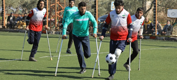Ψυχάρες: Η ποδοσφαιρική ομάδα αναπήρων πολέμου της Συρίας -Παίζουν με τις πατερίτσες τους [βίντεο]