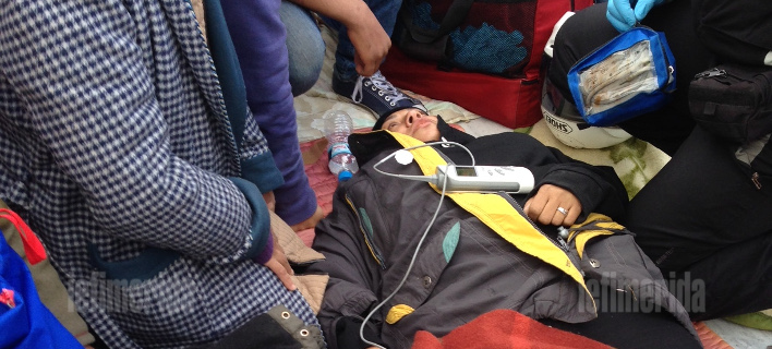 Δεμένα στόματα και λιποθυμίες στο κέντρο της Αθήνας -Απεργία πείνας από τους Σύριους πρόσφυγες [εικόνες]