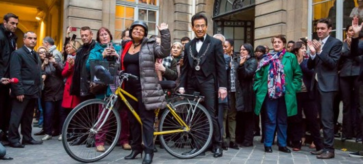 Παραιτήθηκε από υπουργός και έφυγε με ποδήλατο -Αριστερή «μαχαιριά» στον Ολάντ [εικόνες]