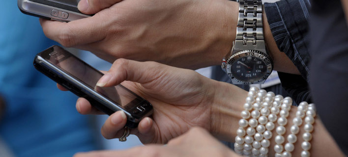Πώς τα SMS και το Facebook σαμποτάρουν τις σχέσεις -Με τι ξενερώνουν άνδρες και γυναίκες