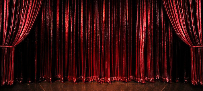 Τρεις μουσικές θεατρικές παραστάσεις που αξίζουν. Δεν είναι μιούζικαλ αλλά παίζονται σε θέατρα [εικόνες]