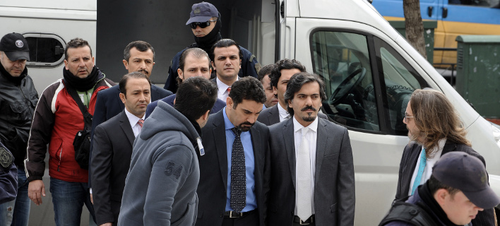 Οι 8 Τούρκοι αξιωματικοί που ζήτησαν άσυλο στην Ελλάδα. Φωτογραφία: Eurokinissi/ Τατιάνα Μπόλαρη 