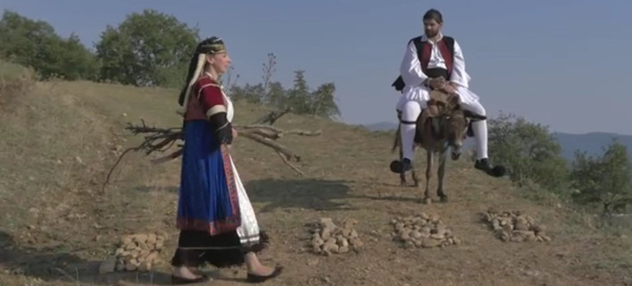 Απολαυστικό βίντεο: Ετσι σέβονται στα Τρίκαλα τους πεζούς -Σταματούν τα γαϊδούρια, στρώνουν... χαλιά