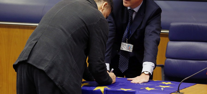 Ολα τα μέλη του Eurogroup υπέγραψαν τη σημαία της ΕΕ για τον Σόιμπλε (Φωτογραφία: ΑΠΕ/  EPA/JULIEN WARNAND)