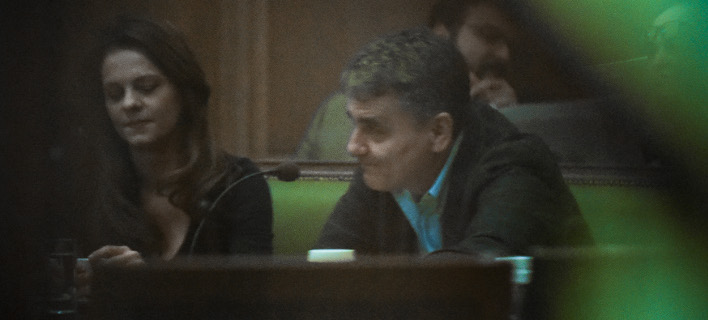 Νέα πυρά από τους «53» στην κυβέρνηση - Γίνεται «ανακύκλωση» της φτώχειας και αρπαγή της α' κατοικίας