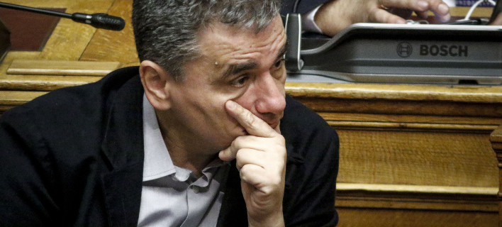 Ο Τσακαλώτος γράφει στη Le Monde: Διαφωνεί με τον Μακρόν σχεδόν σε όλα