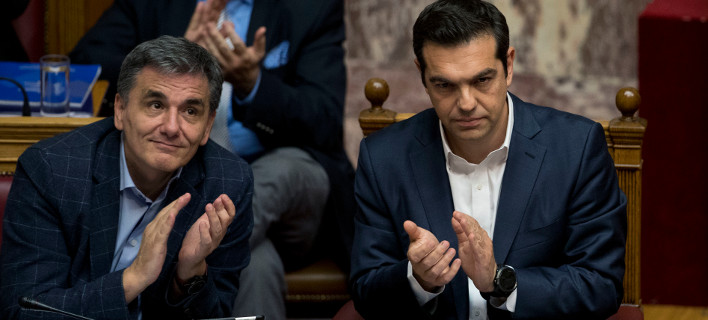 Bloomberg: Η απόφαση της Κομισιόν για τη δημοσιονομική θέση της Ελλάδας ενισχύει την έξοδό της στις αγορές