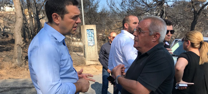 O Αλέξης Τσίπρας επιθεώρησε την άδεια από πολίτες καμένη περιοχή στο Μάτι