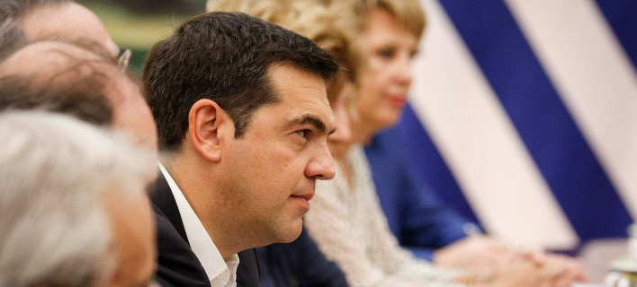 Μετά την Κίνα, ο Τσίπρας αντιμέτωπος με τα προβλήματα -Εκλογικός νόμος και περικοπές στις συντάξεις