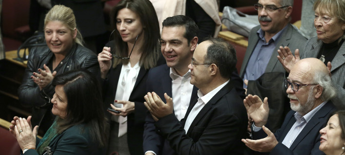 Τονωτικές ενέσεις Τσίπρα στους βουλευτές -Θολό τοπίο η επόμενη μέρα για την οικονομία