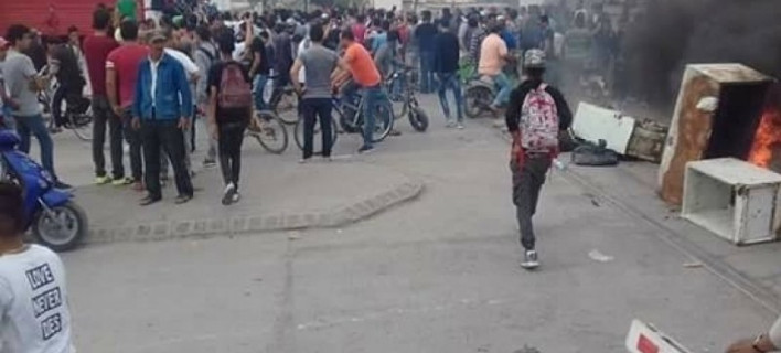 Τυνησία: Συγκρούσεις αστυνομίας με διαδηλωτές- Αυτοπυρπολήθηκε πλανόδιος πωλητής [εικόνες]