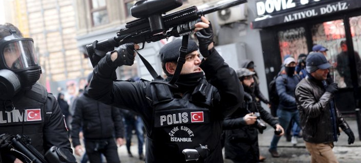 Τουρκία: Συνελήφθησαν 12 διανοούμενοι που ζήτησαν τον τερματισμό των αμφιλεγόμενων επιχειρήσεων