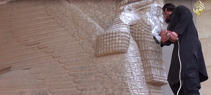 Βεβήλωση: Τζιχαντιστές του ISIS σπάνε με βαριοπούλες αγάλματα 3.000 ετών [εικόνες&βίντεο]